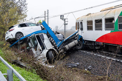 SCONTRO TRENO CAMION SENETICA