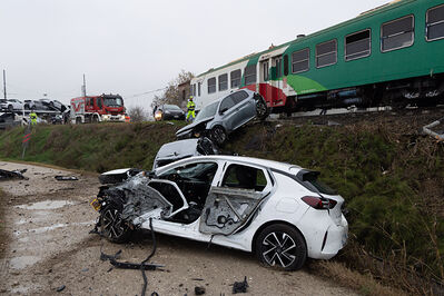 SCONTRO TRENO CAMION SENETICA