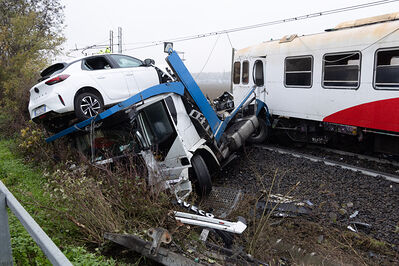 SCONTRO TRENO CAMION SENETICA