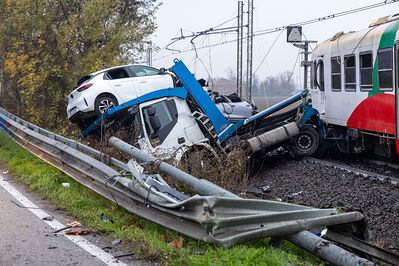 SCONTRO TRENO CAMION SENETICA
