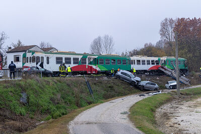 SCONTRO TRENO CAMION SENETICA