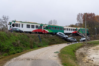 SCONTRO TRENO CAMION SENETICA