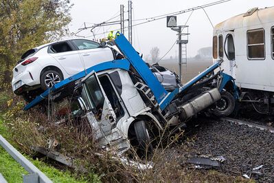 SCONTRO TRENO CAMION SENETICA