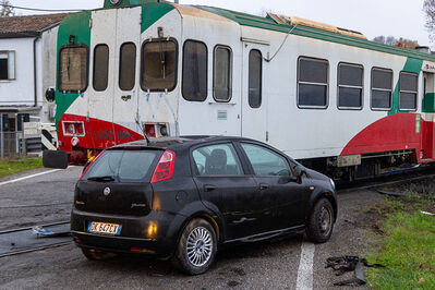 SCONTRO TRENO CAMION SENETICA