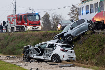 SCONTRO TRENO CAMION SENETICA