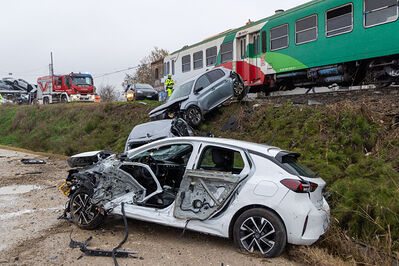 SCONTRO TRENO CAMION SENETICA