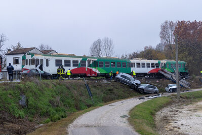 SCONTRO TRENO CAMION SENETICA