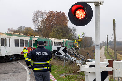 SCONTRO TRENO CAMION SENETICA