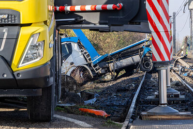 SCONTRO TRENO CAMION SENETICA