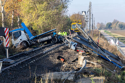 SCONTRO TRENO CAMION SENETICA