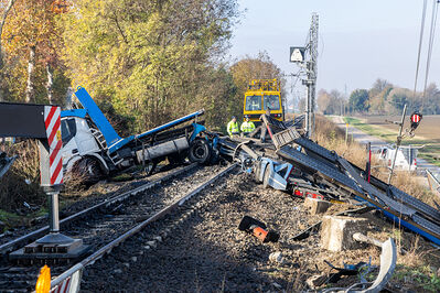 SCONTRO TRENO CAMION SENETICA
