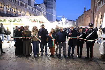 ACCENSIONE LUMINARIE NATALE FERRARA