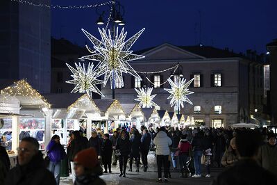 ACCENSIONE LUMINARIE NATALE FERRARA