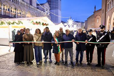 ACCENSIONE LUMINARIE NATALE FERRARA