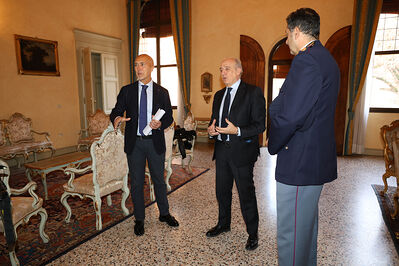 ENCOMIO AGENTI POLIZIA IN PREFETTURA