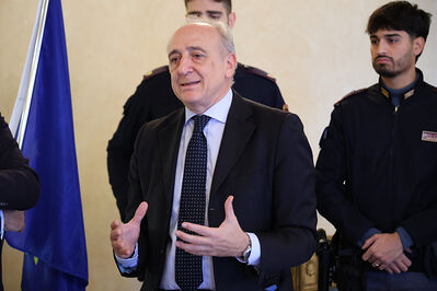 ENCOMIO AGENTI POLIZIA IN PREFETTURA