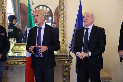 ENCOMIO AGENTI POLIZIA IN PREFETTURA