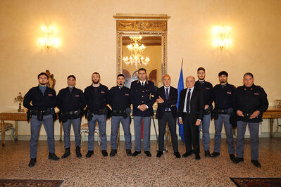 ENCOMIO AGENTI POLIZIA IN PREFETTURA