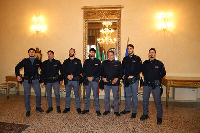 ENCOMIO AGENTI POLIZIA IN PREFETTURA