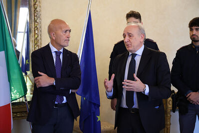 ENCOMIO AGENTI POLIZIA IN PREFETTURA