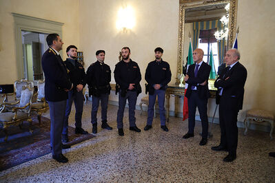 ENCOMIO AGENTI POLIZIA IN PREFETTURA
