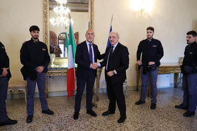 ENCOMIO AGENTI POLIZIA IN PREFETTURA