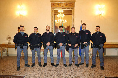 ENCOMIO AGENTI POLIZIA IN PREFETTURA