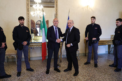 ENCOMIO AGENTI POLIZIA IN PREFETTURA