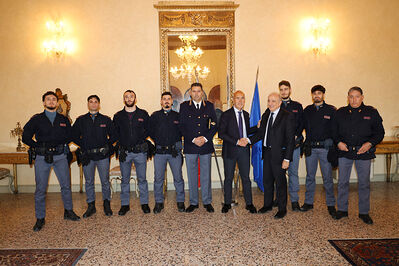 ENCOMIO AGENTI POLIZIA IN PREFETTURA