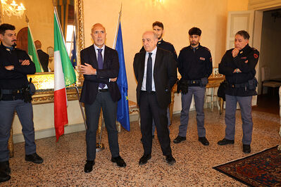 ENCOMIO AGENTI POLIZIA IN PREFETTURA