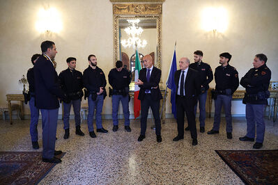 ENCOMIO AGENTI POLIZIA IN PREFETTURA