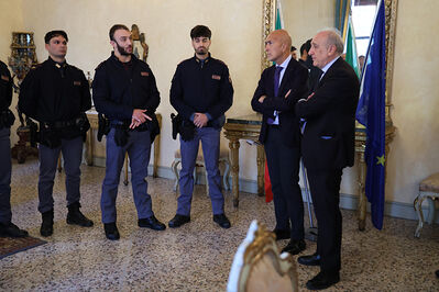 ENCOMIO AGENTI POLIZIA IN PREFETTURA