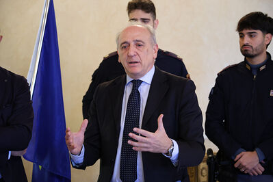 ENCOMIO AGENTI POLIZIA IN PREFETTURA