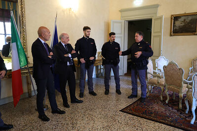 ENCOMIO AGENTI POLIZIA IN PREFETTURA
