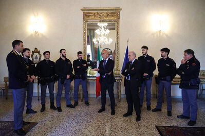 ENCOMIO AGENTI POLIZIA IN PREFETTURA