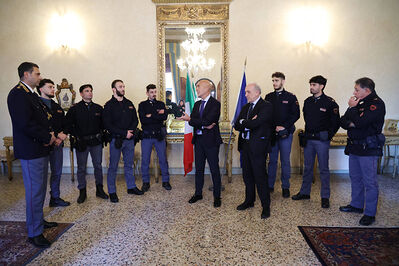 ENCOMIO AGENTI POLIZIA IN PREFETTURA