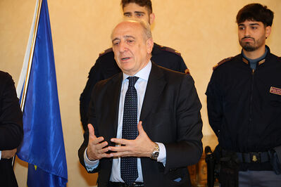 ENCOMIO AGENTI POLIZIA IN PREFETTURA