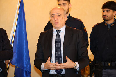 ENCOMIO AGENTI POLIZIA IN PREFETTURA