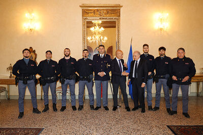 ENCOMIO AGENTI POLIZIA IN PREFETTURA