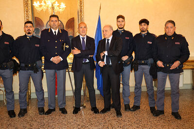 ENCOMIO AGENTI POLIZIA IN PREFETTURA