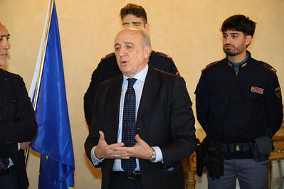 ENCOMIO AGENTI POLIZIA IN PREFETTURA