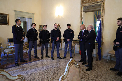 ENCOMIO AGENTI POLIZIA IN PREFETTURA