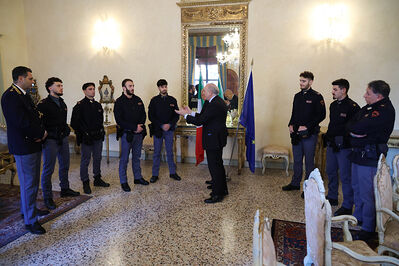 ENCOMIO AGENTI POLIZIA IN PREFETTURA