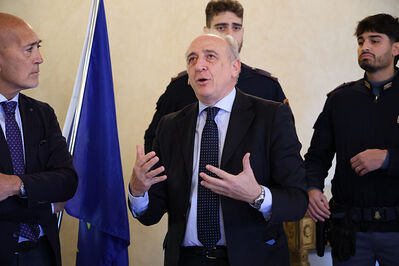 ENCOMIO AGENTI POLIZIA IN PREFETTURA