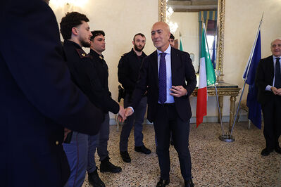 ENCOMIO AGENTI POLIZIA IN PREFETTURA