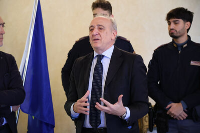 ENCOMIO AGENTI POLIZIA IN PREFETTURA