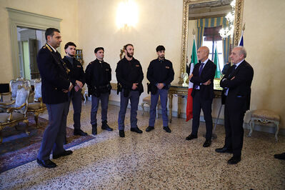 ENCOMIO AGENTI POLIZIA IN PREFETTURA