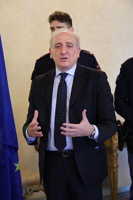 ENCOMIO AGENTI POLIZIA IN PREFETTURA