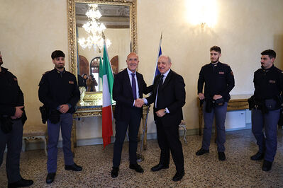 ENCOMIO AGENTI POLIZIA IN PREFETTURA