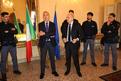 ENCOMIO AGENTI POLIZIA IN PREFETTURA